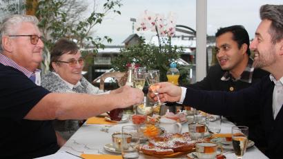 Bild: wro
Den Bund der Ehe schlossen Albert und Hermine Schuller (von links) vor 50 Jahren. Zur Goldenen Hochzeit gratulierten Zweiter Bürgermeister Michael Dutz und Pfarrvikar Pater James (von rechts) aus Wiesau