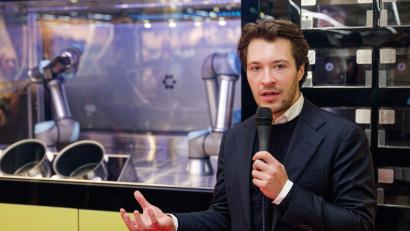 Bild: Henning Kaiser/dpa
Circus-Gründer Bullwinkel spricht bei der Vorstellung des Kochroboters CA-1 in einem Rewe-Markt. (Archivbild)