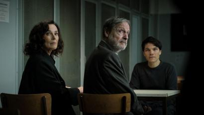 Bild: Peter Drittenpreis/ZDF/dpa
Anwältin Anna Conti (Désirée Nosbusch) und Friedrich Klopfer (Michael Wittenborn) besuchen dessen Sohn Falk Klopfer (Sebastian Urzendowsky).