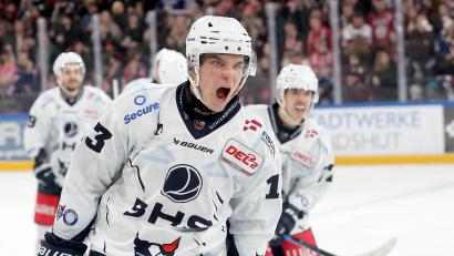 Bild: Christine Vinçon
Constantin Vogt jubelt über seinen Treffer zum 3:2 gegen den EV Landshut. Der 24-Jährige avancierte im Schlussdrittel mit einem sehr sehenswerten Tor zum Matchwinner für die Blue Devils Weiden.