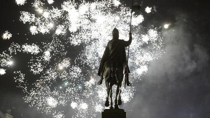 Bild: Roman Vondrou/CTK/dpa
Das in Kraft getretene Gesetz verbietet unter anderem den Verkauf von Feuerwerkskörpern auf Märkten und an mobilen Verkaufsständen. (Archivbild)