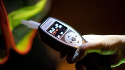 Symbolbild: Sina Schuldt/dpa
Ein betrunkener Radfahrer wurde in Nittenau gestoppt.