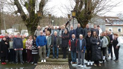 Bild: Robert Birkner
Viele Gratulanten erwiesen Hans Heinig (Bildmitte) die Ehre. Im Bild auch Tochter Diana, Sohn Ralph und Enkel Tom, Verwandte, Freunde und Vertreter der Vereine.