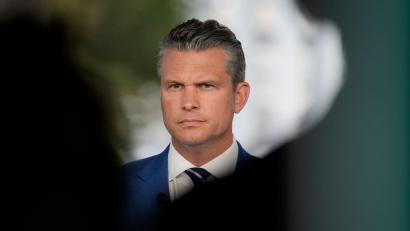 Bild: Mark Schiefelbein/AP/dpa
Hegseth spricht von „fabrizierten“ Medienberichten. (Archivbild)
