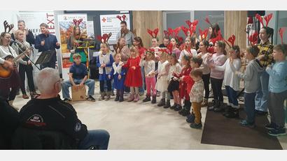 Bild: mas
Ansteckend und erfrischend präsentierten sich die 24 Buben und Mädchen am Sonntagnachmittag bei der gelungenen Mut-Veranstaltung im vollbesetzten Eingangsbereich im Hospiz St. Felix. Das erfrischende Programm hatte das Gesangsduo „Marina und Magdalena“ mit den Kids & Friends einstudiert.