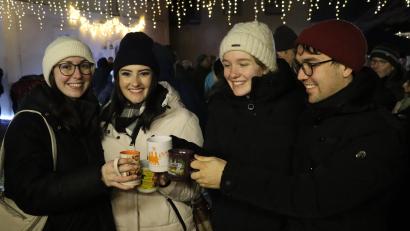 Bild: mrr
Bei einer Tasse Glühwein oder Kinderpunsch stimmten sich viele Besucher auf dem Riedener Adventsmarkt auf die Vorweihnachtszeit ein.