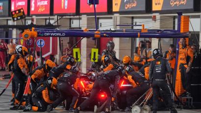 Bild: Altaf Qadri/AP POOL/AP/dpa
Die Lampen brennen in bisschen bei McLaren.