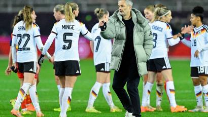 Bild: Uwe Anspach/dpa
Hoffen auf den Zuschlag der EM 2029: Bundestrainer Wück und die deutschen Fußballerinnen.