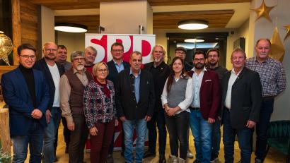 Bild: Manuel Winkler
Gruppenfoto der Stadtratskandidatinnen und Stadtratskandidaten mit SPD Kreisvorsitzendem Peter Wein (1. von links), Ortsvorsitzendem Norbert Fischer (2. von links) und Fraktionsvorsitzendem Erich Schmid (Mitte).