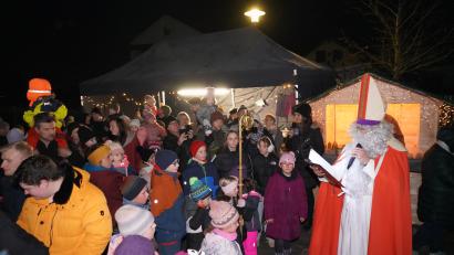 Bild: fvo
Ein Highlight des Adventsmarkts war auch der Heilige Nikolaus, der nicht nur schöne Worte, sondern auch Geschenke für die Kinder verteilte.