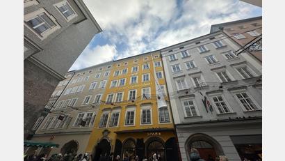 Bild: Gregor Tholl/dpa
Blick auf das Geburtshaus von Mozart in der Getreidegasse in der Salzburger Altstadt. (Archivbild)