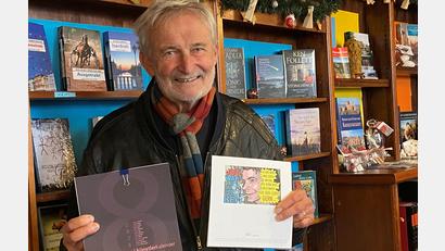 Bild: Andreas Ascherl
Der Amberger Künstlerkalender 2026 ist da. Achim Hüttner, der Vorsitzende der IG Menschengerechte Stadt, stellte ihn jetzt in der Buchhandlung Mayr vor. Besonders wichtig ist ihm das Kalenderblatt von Franz Demler zum Tod von dessen Freund Joe Ferstl.