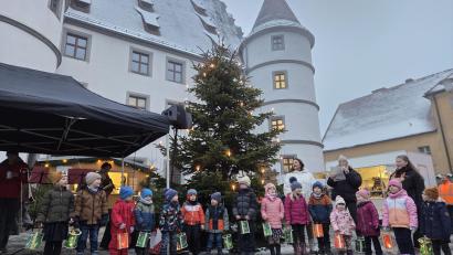Bild: Stadt Vohenstrauß
Die Kleinsten aus dem städtischen Anton-Ferazin-Kindergarten Roggenstein hatten ihren großen Moment: Mit liebevoll gebastelten Laternen traten sie in den Hof.