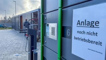 Bild: Stephan Huber
Vorne rechts die Schließfächer mit Lademöglichkeit für E-Bike-Akkus, hinten die Fahrradgaragen. Beide sind noch nicht in Betrieb. Die Garagen können zwar derzeit schon genutzt werden, sind aber nicht abschließbar.