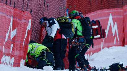Bild: Alessandro Trovati/AP/dpa
Cyprien Sarrazin wird nach seinem schweren Sturz in Bormio an der Strecke behandelt. (Archivbild)