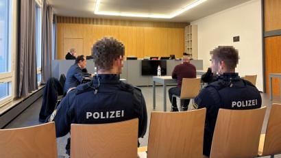 Bild: Jona Lang
Vor dem Landgericht Weiden startete der Prozess gegen einen 57-jährigen Rentner. Der Mann muss sich unter anderem wegen gefährlicher Körperverletzung verantworten.