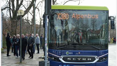 Bild: Malin Wunderlich/dpa
Der Alpenbus soll Murnau im Westen und Rosenheim im Osten verbinden.