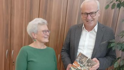Bild: hka
Bürgermeister Bernhard Lindner war der Erste, dem Marianne Moosburger ihr 240 Seiten starkes Buch überreichte.