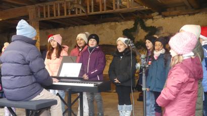 Bild: rn
Die Kinder besangen unter anderem den Kinderpunsch.