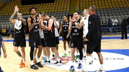 Bild: Matthias Stickel/dpa
Deutschlands Basketballer freuen sich über einen glanzlosen Sieg.