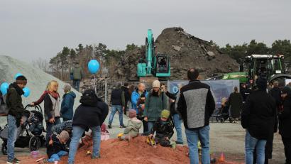 Bild: Fitzgerald
Beim Benefizbaggern von der Firma OBM Baumaschinen konnten die Besucher bei einer Live-Baustelle Asphalt mit der Fräse bearbeiten und anschließend mit einer Walze verdichten.