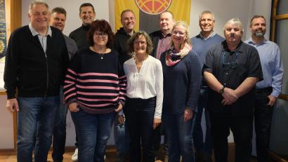 Bild: sre
Die Nominierten der CSU/FB Etzelwang für die Gemeinderatswahl 2026 (von links): Gerhard Pirner, Ernst Scharr, Roman Berr, Birgit Weigert, Markus Wagner, Lydia Zahner, Klaus Strobel, Carmen Gebert, Christoph Miszka, Josef Lutter und Gert Ertel. Nicht im Bild: Stephan Röthenbacher.