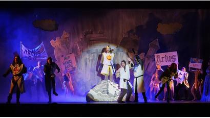 Bild: Florian Wein/OVIGO Theater
König Artus und die Ritter der Tafelrunde suchen den Heiligen Gral.