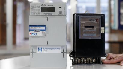 Symbolbild: Markus Scholz/dpa
Ein digitaler Stromzähler (links) mit Smart-Meter-Gateway zur Datenübertragung neben einem herkömmlichen analogen Zähler. Wer die neue Technologie nutzt, kann von dynamischen Stromtarifen profitieren.
