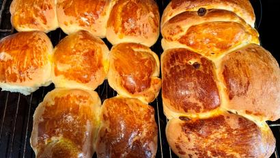 Bild: ils
Selbstgemachte Buchteln aus dem Ofen schmecken mit und ohne Rosinen und Mandeln. Die Größe der Reine in der sie gebacken werden, bestimmt das Aussehen der Leckereien aus Hefeteig.