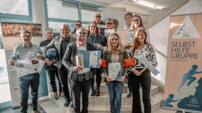 Bild: Thomas Graml, Stadt Amberg
Die Beteiligten der Stadt Amberg, aus der Freiwilligenagentur, den Stadtwerken und dem Cineplex-Kino stellten mit Schwimmutensilien und Popcorn im Kurfürstenband die Aktionen rund um den Internationalen Tag des Ehrenamts vor.