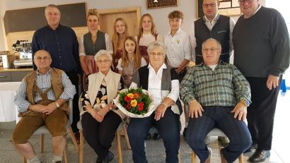 Bild: gi
Monika Grünbauer (mit Blumenstrauß) feiert 85. Geburtstag. Dazu gratulieren ihre Söhne Anton (links) und Georg (rechts), ihre Schwägerin Annelies Frank sowie ihre Enkel und Urenkel. Glückwünsche überbringen Pfarrer Udo Klösel (rechts) und Bürgermeister Helmut Meindl (stehend, links).