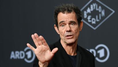 Bild: Jens Kalaene/dpa
Tom Tykwer ist einer der Drehbuchautoren von „Babylon Berlin“. (Archivbild)