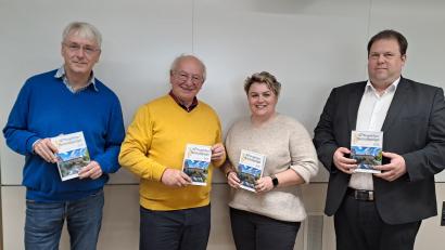 Bild: pop
Dr. Andreas Erb, Eckard Bodner, Daniela Kleber (Layout) und Bezirksheimatpfleger Dr. Tobias Appl bei der Präsentation der Jubiläumsausgabe in Amberg.