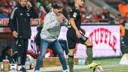 Bild: Andreas Gora/dpa
Trainer Baumgart (M.) will mit Union den ersten Sieg gegen die Bayern. (Archivbild)