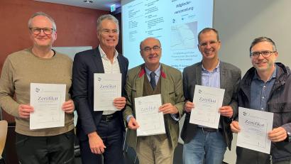 Bild: Friedrich Peterhans, KNO
Ihre Kliniken wurden für gute Herzinfarktversorgung ausgezeichnet (von links): Dr. Rainer Burckhard (Herzinfarktnetzwerk Deggendorf), Prof. Harald Rittger (Herzinfarktnetz Mittelfranken), Prof. Robert H.G. Schwinger (Weidener Herzinfarktnetz WHIN), Dr. Markus Riedl (Herzinfarktnetz Kaufbeuren) und Dr. Simon Delladio (Herzinfarknetz Königswinkel-Außerfern).