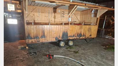 Bild: -/Kreisfeuerwehrverband Cham/dpa
Insgesamt acht Buden sind durch das Feuer beschädigt worden.