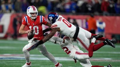 Bild: Charles Krupa/AP/dpa
Quarterback Maye (links) und die Patriots waren nicht zu fassen für die Giants.
