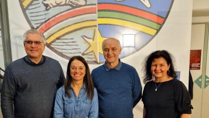 Bild: Museum Pfreimd
Bürgermeister Richard Tischler, Museumsleiterin Carola Reul, Hans Koch und Museumsmitarbeiterin Eva Rolke (von links) bei der Eröffnung der Sonderausstellung im Museum Pfreimd