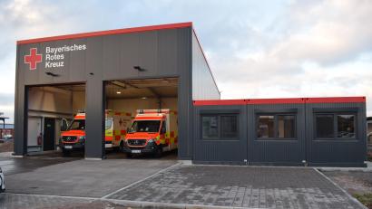 Bild: bnr
Der neue Rettungsdienststandort Wernberg-Köblitz ist ein wichtiges Glied in der Rettungskette des BRK. Zwei Rettungswägen und zwei Rettungssanitäter gewährleistet Hilfsfristen von unter zwölf Minuten.