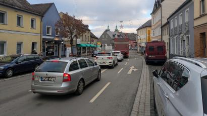 Bild: pz
Lange Autoschlangen auf der Waldsassener Ortsdurchfahrt sind keine Seltenheit. Seit über 30 Jahren ist eine Verlegung der innerörtlichen B299 geplant - jetzt hat das Bundesverkehrsministerium die Baufreigabe erteilt.