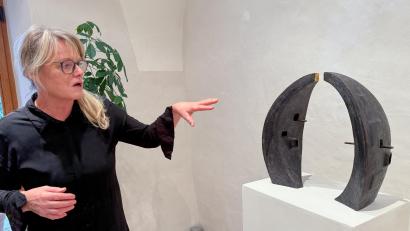 Bild: Petra Hartl
Hanna Regina Uber mit einem Modell von "Brána - das Tor".