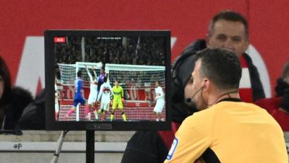 Bild: Marijan Murat/dpa
Die FIFA gibt vor, wann im Fußball der VAR eingreift. (Archivbild)