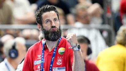 Bild: Marius Becker/dpa
Magdeburgs Trainer Bennet Wiegert sieht die Verpflichtung von Weltstars in die Bundesliga nicht nur euphorisch.