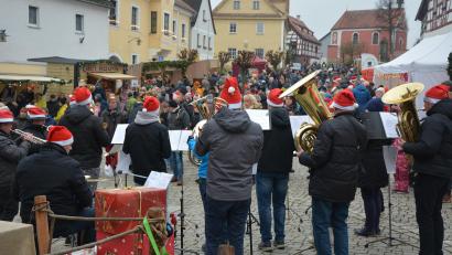 Archivbild: jr
Ins Musikprogramm beim Weihnachtsmarkt in Bad Neualbenreuth bringt sich wie im Vorjahr auch die Ernestgrüner Blaskapelle ein. Sie spielt am Sonntag, 7. Dezember, ab 15 Uhr am Marktplatz.