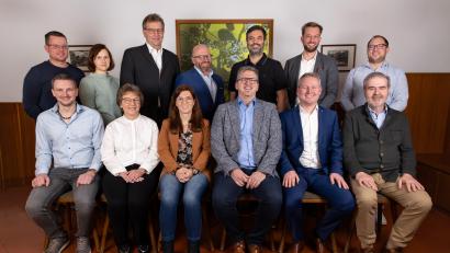 Bild: Martin Braun/exb
Die Liste der CSU Theisseil für die Kommunalwahl 2026: Sitzend von links: Markus Pausch, Gabi Lukas, Kathrin Forster, Bürgermeisterkandidat Markus Gallitzdörfer, Johannes Kett, Karl Völkl. 
Stehend von links: Johannes Arndt, Astrid Pleyer, Manfred Gollwitzer, Mario Bäumler, Florian Dambeck, Dr. Johannes Kammerer, Stephan Krauß.