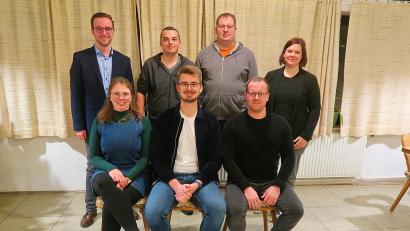 Bild: bsc
Bei der Nominierungsversammlung der JU Friedenfels gratulieren zu der Entscheidung für eine eigene Liste bei den Kommunalwahlen 2026, JU-Kreisvorsitzende Sandra Dostler (hinten rechts) und der Friedenfelser CSU-Bürgermeisterkandidat Adrian Käß (hinten links) den Kandidaten (vorne von links) Annamaria Härtl, Maximilian Heindl und Carsten Schlicht sowie (hinten, Mitte von links) Julian Fleischmann und Gerald Trummer