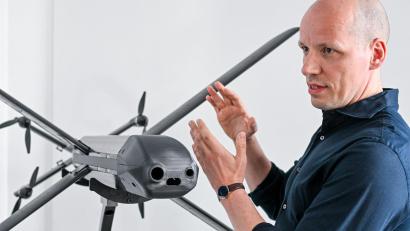 Bild: Jens Kalaene/dpa
Das Rüstungsunternehmen Helsing - hier Mitgründer Gundbert Scherf - kooperiert künftig mit Schaeffler. (Archivbild)