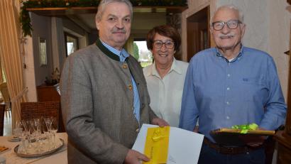 Bild: dob
Erich Völkl (rechts) feiert 80. Geburtstag und natürlich kommt Bürgermeister Andreas Wutzlhofer (links) bei seinem ehemaligen Stadt- und Kreisratskollegen zur Gratulation vorbei. Immer an Völkls Seite: Ehefrau Theresia.