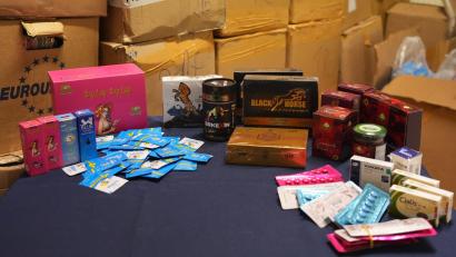 Bild: -/Hauptzollamt Schweinfurt/dpa
Vermeintlich natürliche Potenzmittel enthalten laut Zoll oft versteckte Wirkstoffe, die eigentlich verschreibungspflichtig sind. (Handout)