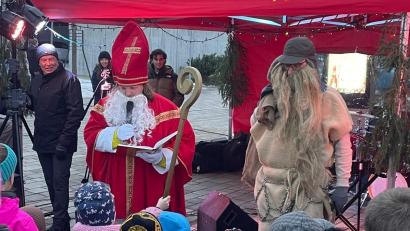 Bild: Michaela Mildner
Am Kümmersbrucker Dorfplatz war auch der Nikolaus mit seinem Knecht Ruprecht zu Besuch. Sie brachten Süßigkeiten für die zahlreichen Kinder mit.